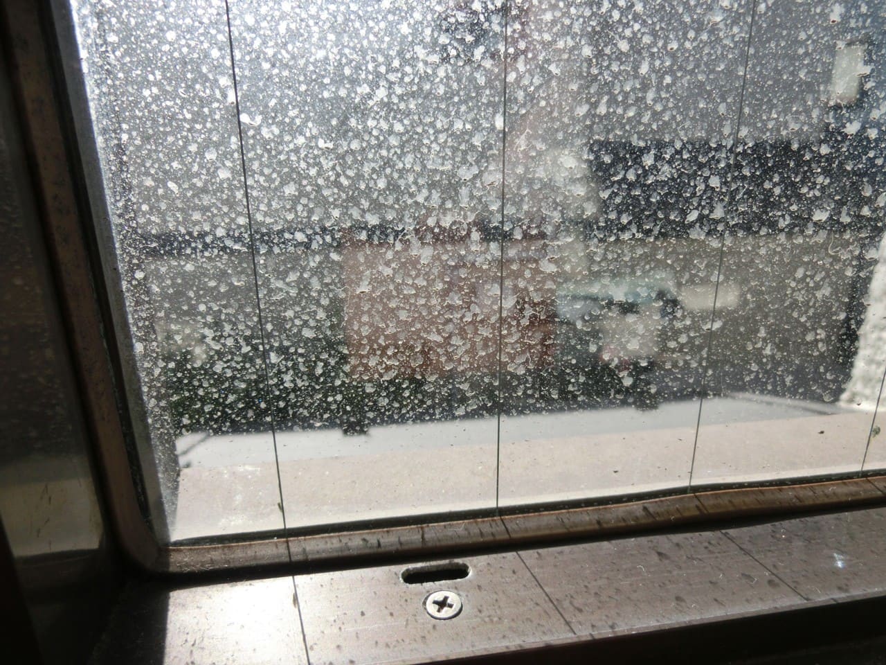 仕上げる窓ガラスの汚れ具合（拡大）