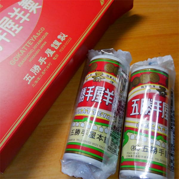 楽しく食べられる五勝手屋羊羹。でもすぐには食べ方が分からない…