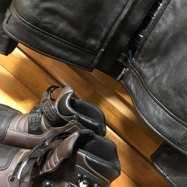 死なないようにバイクに乗ります。これはお客さまにも釘刺されてます。