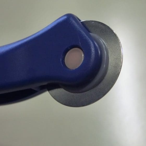 裁縫道具「へらルレット」を使って厚紙を綺麗に折る