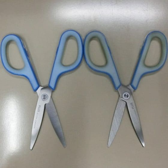 左利きの人でも左利き用ハサミは使いにくい。慣れれば使えるんでしょうけど…やっぱり使えない。