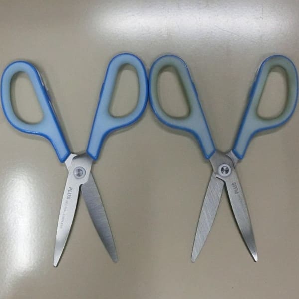 左利きの人でも左利き用ハサミは使いにくい。慣れれば使えるんでしょうけど…やっぱり使えない。