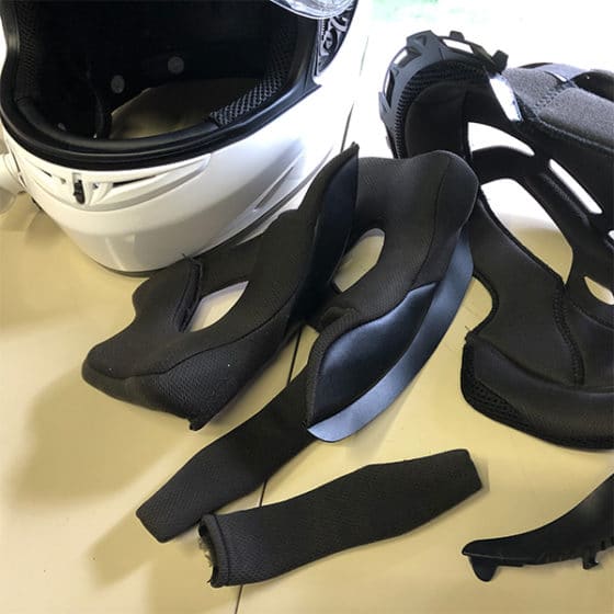 ヘルメット内の臭い問題が解決するかと思いきや、余計に強烈な臭いが残りました。