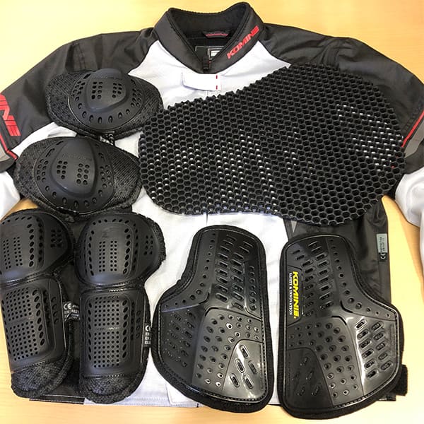 バイクのジャケットに付いてる肩用プロテクター。一度外すと装着方向が分かりません。