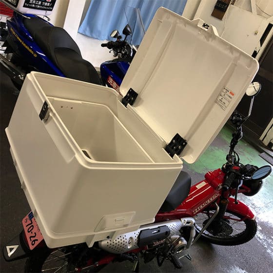 ハンターカブに集配用キャリーボックス。ちょっと前の郵便屋さんと同じタイプです。