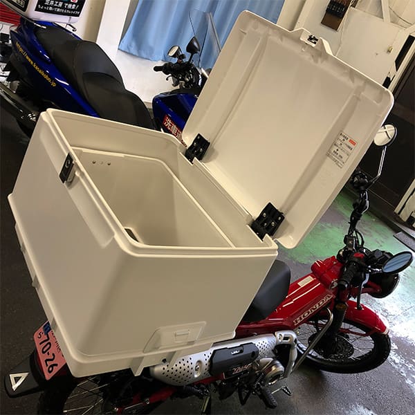 ハンターカブに集配用キャリーボックス。ちょっと前の郵便屋さんと同じタイプです。
