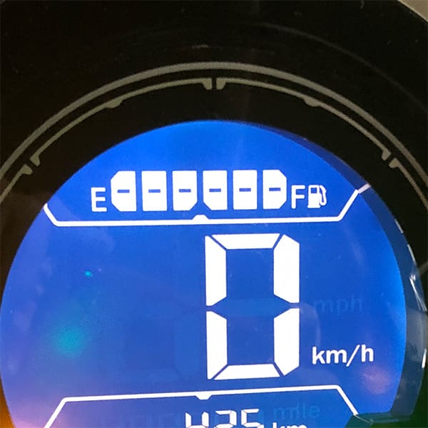 ハンターカブの燃料計。残量が約1リットルになると最後の1目盛りが点滅するらしい。