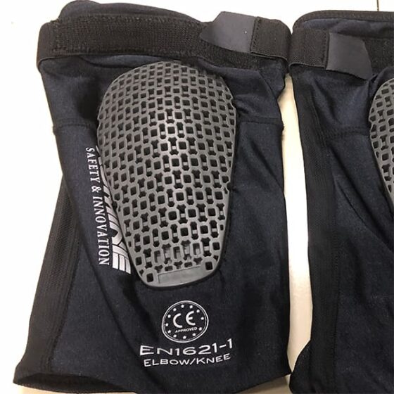 バイクのひざ用プロテクターは洗車にも使える。柔らかいタイプならOK。