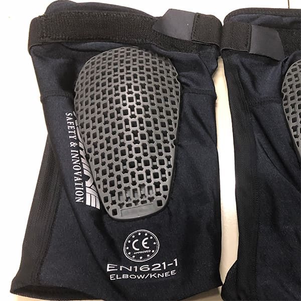 バイクのひざ用プロテクターは洗車にも使える。柔らかいタイプならOK。