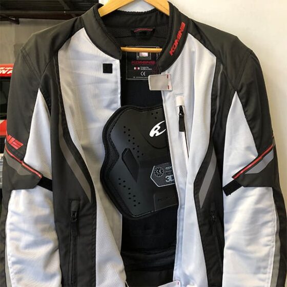胸部プロテクターをジャケットに簡単に固定してみた。面ファスナーを貼って固定しただけ。