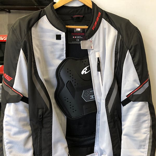 胸部プロテクターをジャケットに簡単に固定してみた。面ファスナーを貼って固定しただけ。