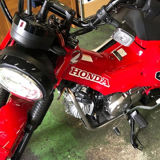 ハンターカブで小物を収納するためにセンターキャリアにバッグを固定したい…センターキャリアを取り付けましたw