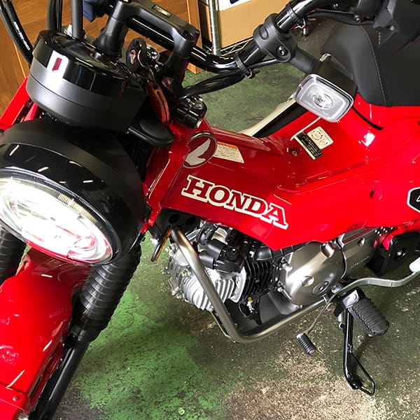 ハンターカブで小物を収納するためにセンターキャリアにバッグを固定したい…センターキャリアを取り付けましたw