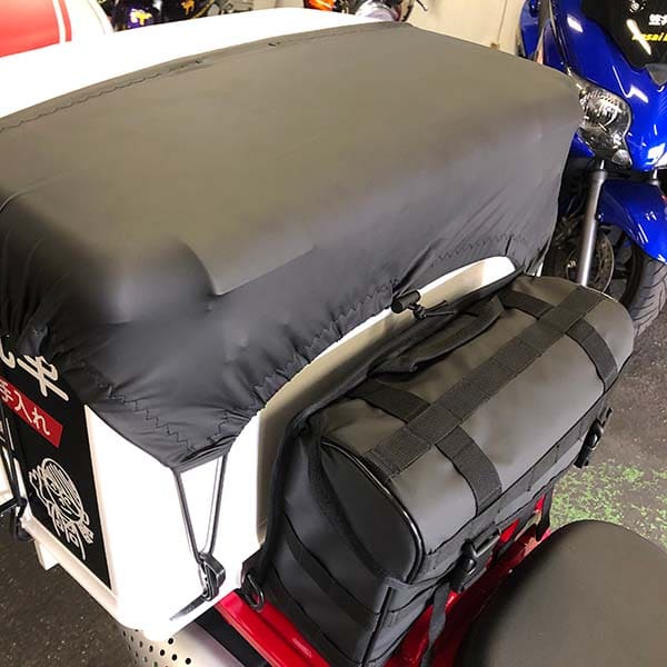 集配用キャリーボックスには隙間があるのでボックス内にちょっぴり雨水が侵入するのです。