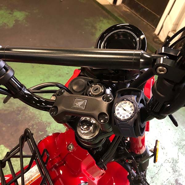 ハンドルの振動が収まるのかハンドルクロスバーを付ける。映像のブレ方がちょっと改善。