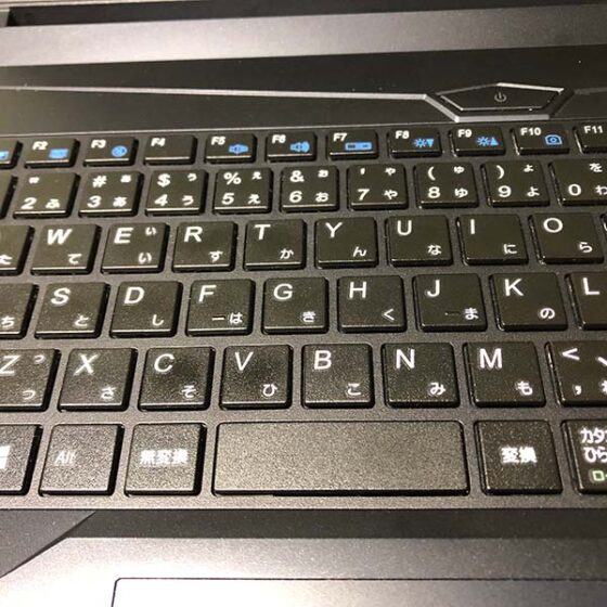 確かに他人がキーボードを打つ音は気になる。自分の打音を録音して聞いたらかなりうるさかったw