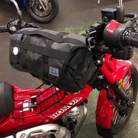 徐々に収納が増えてきたハンターカブ。それでも遠距離出張では足りません。