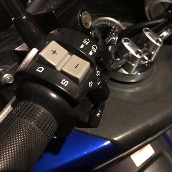 慣れの怖さ。従来の位置にあるウィンカースイッチの操作をミスしまくりました。