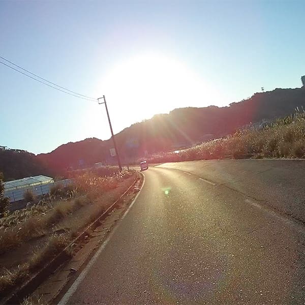 バイク乗車中の朝日や夕日の眩しさ問題を早急に解決したい。