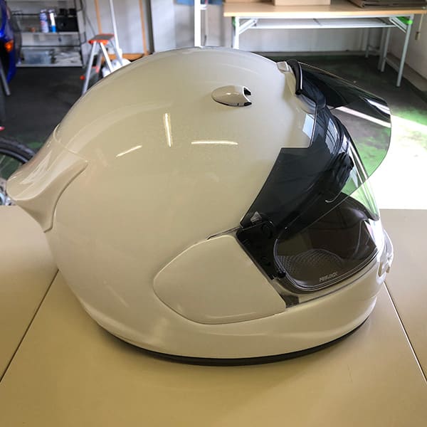 バイザーが付けられるヘルメット「AraiアストロGX」を急遽用意してみたところ、逆光に対しても効果アリでした。