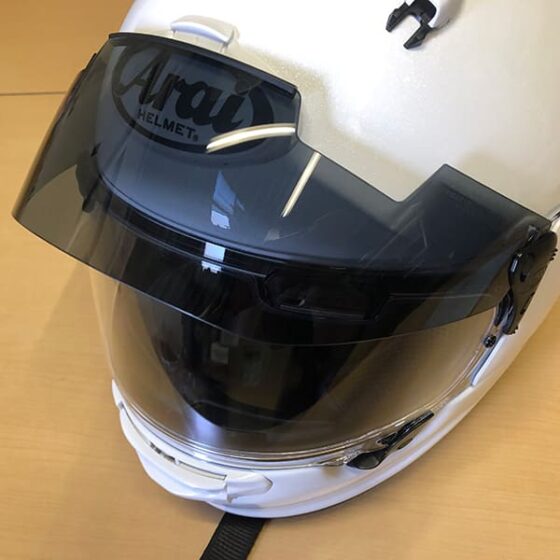 ヘルメット「AraiアストロGX」に付けたバイザー兼サングラスは上げている時間が長いので内側が汚れやすいかも。
