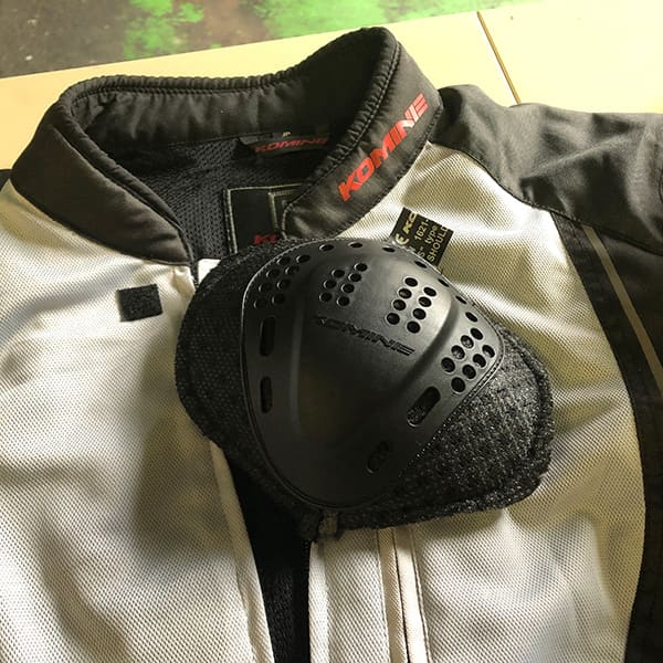 衣替えの時期にいつも起こる肩プロテクターの向き問題。自分が書いたものも参考にしてます。