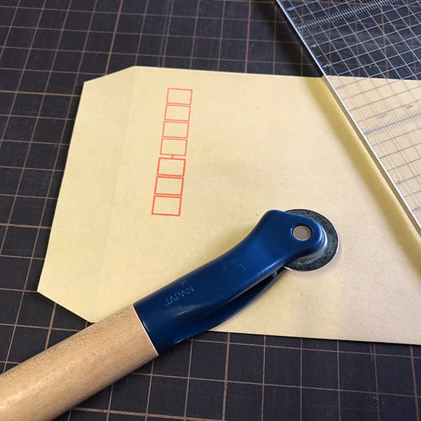 裁縫道具「へらルレット」を使って封筒を綺麗に折る。へらルレット再登場。