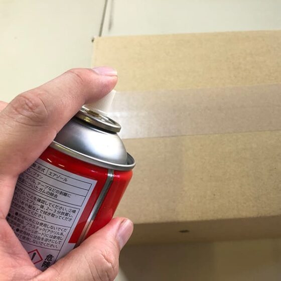 ダンボールを再利用するため市販のシール剥がし剤を使ってみた。液剤や糊の跡はやや残るようで。