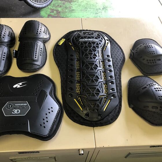 夏はジャケット・パンツを頻繁に洗濯。毎度プロテクターの出し入れをしているのに入れる方向をすぐ忘れる。