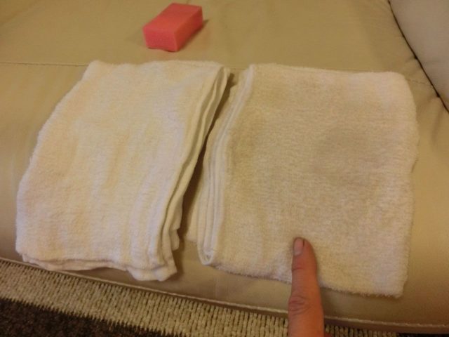 拭き取り後のタオルの色の違い（革ソファー）