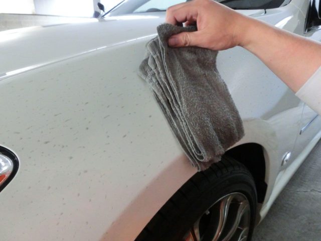 フェンダーに浮いた黒い水滴をタオルの重さだけで吸い取る(日産フーガ)